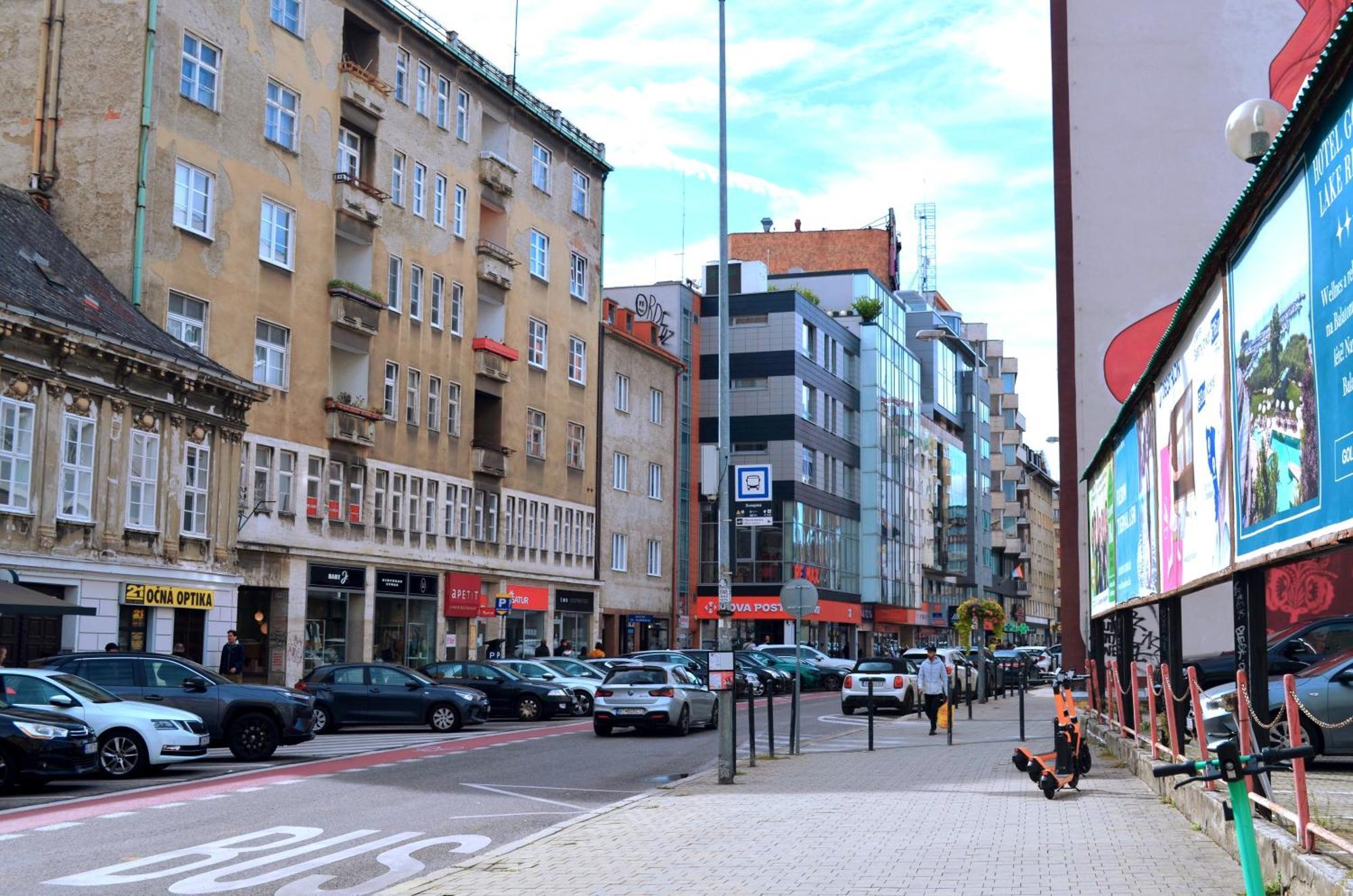 Natural-Style Apartment In The Centre Of Братислава Экстерьер фото