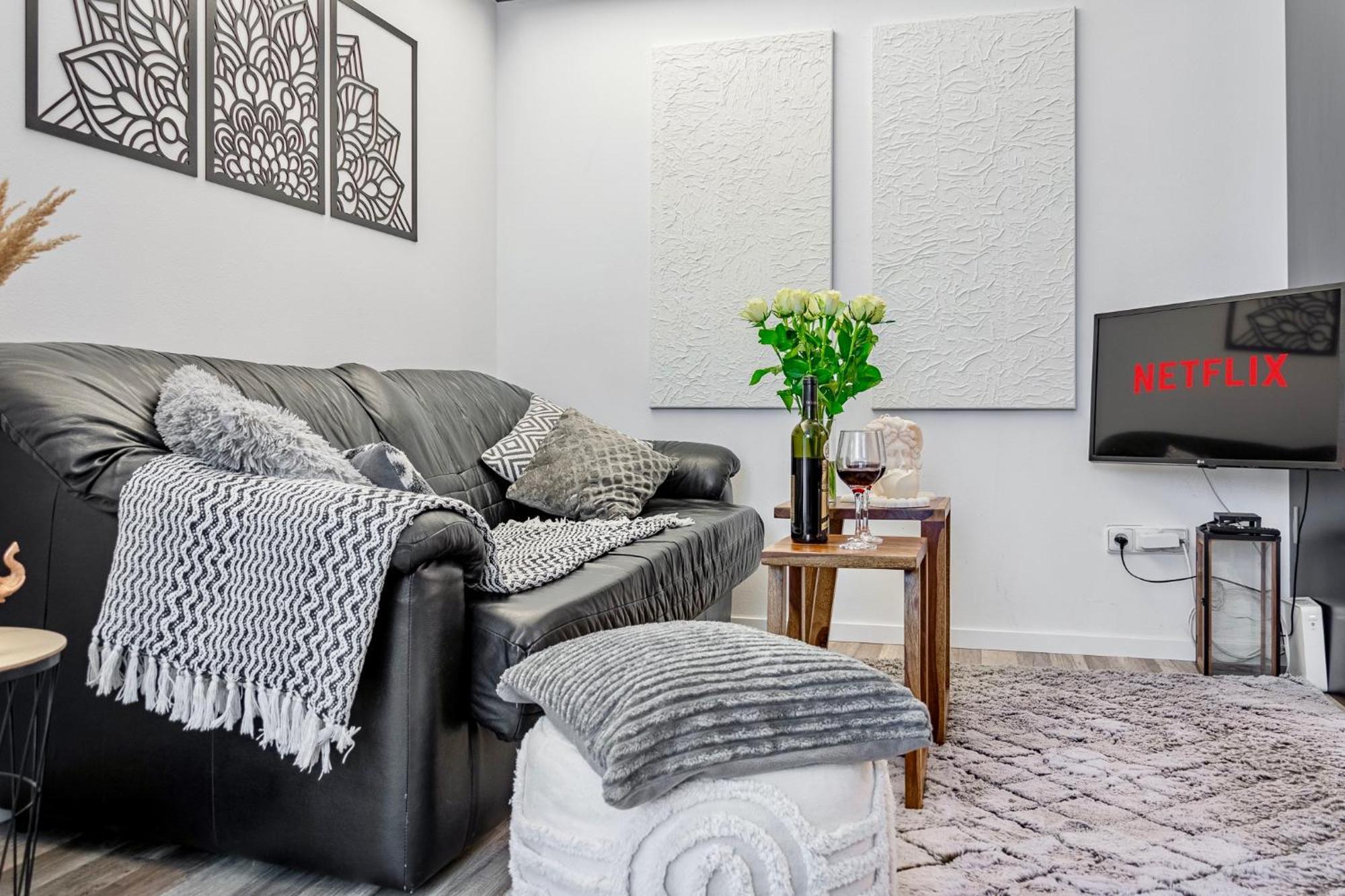 Natural-Style Apartment In The Centre Of Братислава Экстерьер фото